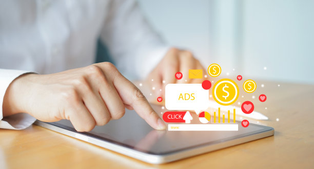 近距离接触数码平板电脑上的商人手触屏，利用营销工具发布促销和特价优惠，并在网页上查看按点击付费计划的流量研究，以了解网上商业和生活方式的概念图片下载