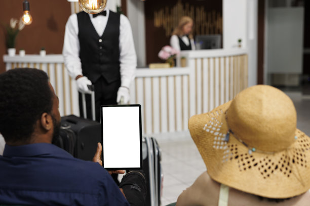 夫妇使用平板电脑与隔离屏幕图片下载