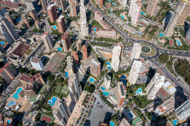 这是西班牙美丽城市贝尼多姆夏季的无人机照片，展示了这座城市的高层公寓、酒店和主要道路图片下载