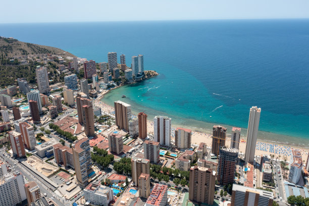 夏季，西班牙美丽的贝尼多姆市的无人机照片，展示了莱万特海滩和城市里的高层公寓和酒店图片下载