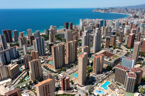 这是西班牙美丽城市贝尼多姆夏季的无人机照片，展示了这座城市的高层公寓、酒店和主要道路图片下载