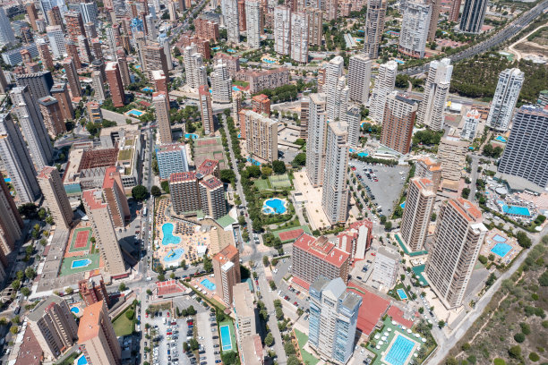 这是西班牙美丽城市贝尼多姆夏季的无人机照片，展示了这座城市的高层公寓、酒店和主要道路图片下载