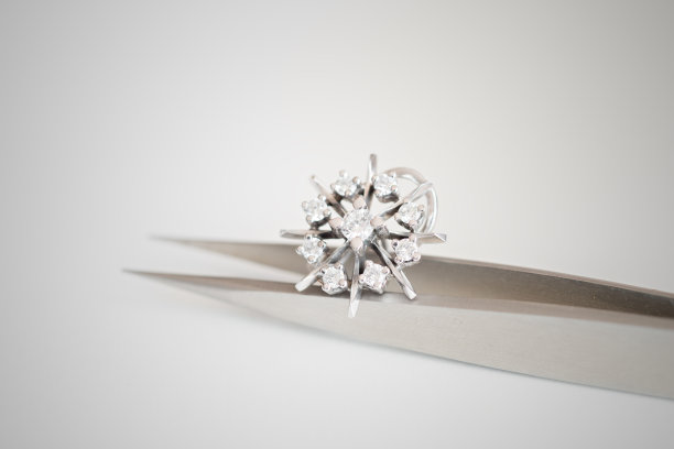 一个闪闪发光的展示:熟练手工制作的珠宝和配件图片下载