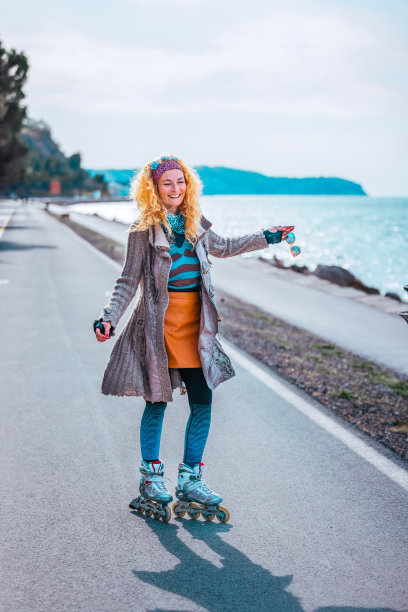 快乐美丽的女人在海边享受时光图片下载