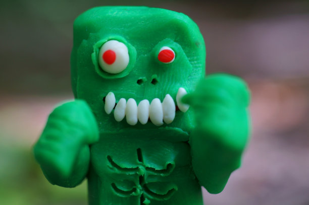 绿色橡皮泥做成的玩具僵尸。图片下载