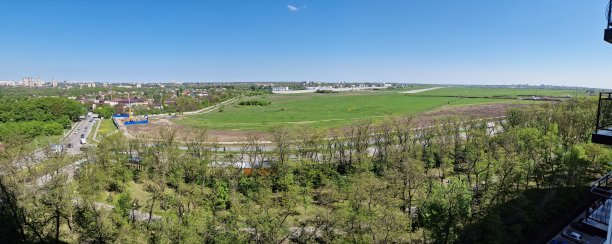 一个现代绿色城市在夏日的全景，广角图片下载