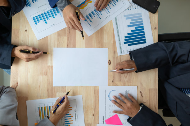 一群商人和投资者聚在一起讨论上个季度市场的成功。建立一个营销咨询团队，并作为一个团队一起工作的想法使其取得了成功。图片下载