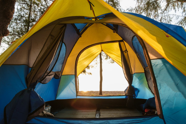 把海边的帐篷铺开。图片下载