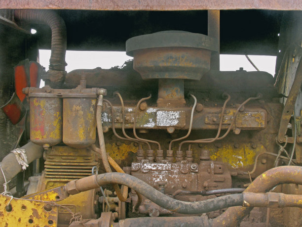 未使用的旧推土机的发动机部分图片下载