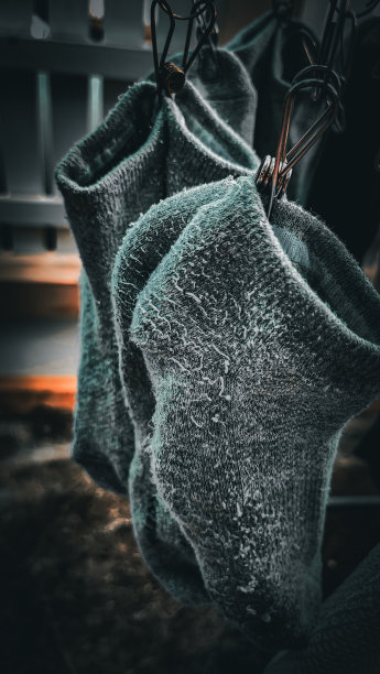 旧袜子正在变干图片下载