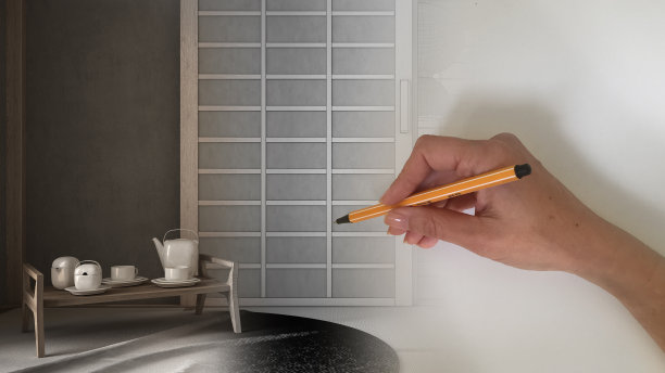 建筑师室内设计师理念:在空间变得真实的同时，手绘一个设计的室内项目，空的日式茶室，榻榻米，蒲团，宣纸门，椅子图片下载