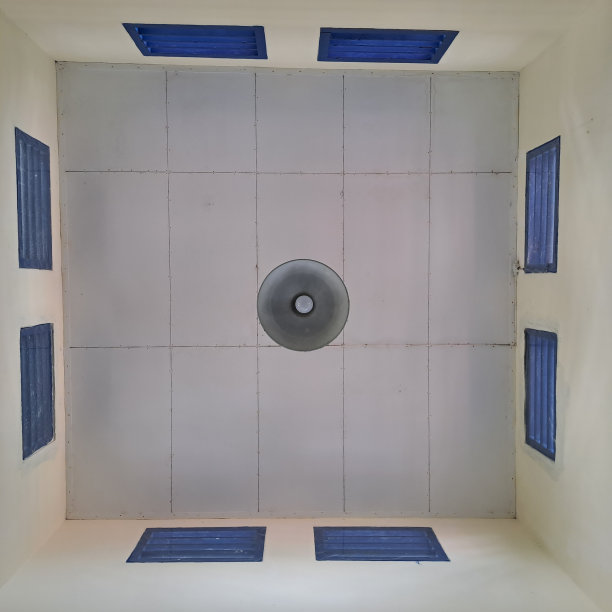 一盏灯悬挂在房子的天花板上图片下载