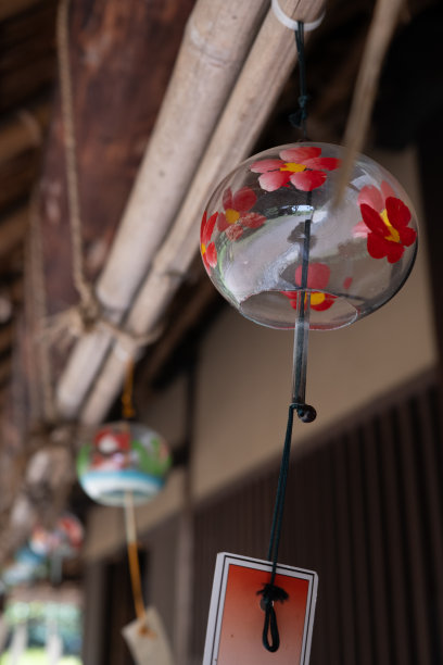 挂在日本老房子屋檐上的风铃图片下载
