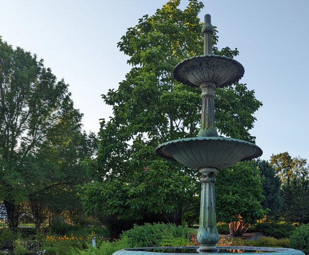 下午晚些时候的喷泉图片下载