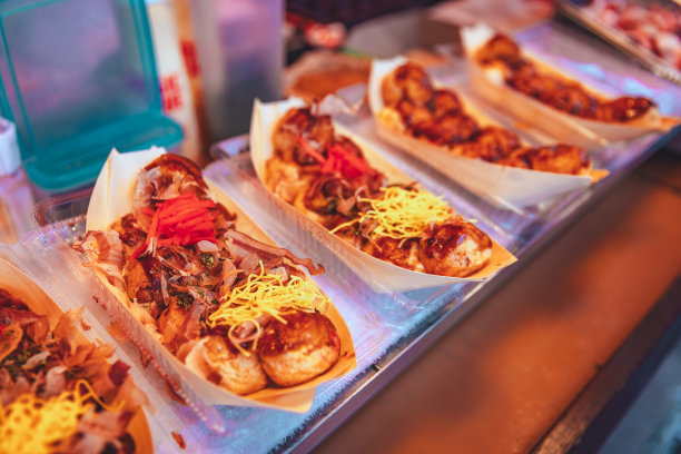 日本东京当地旅游节的街头小吃市场上的章鱼烧图片下载