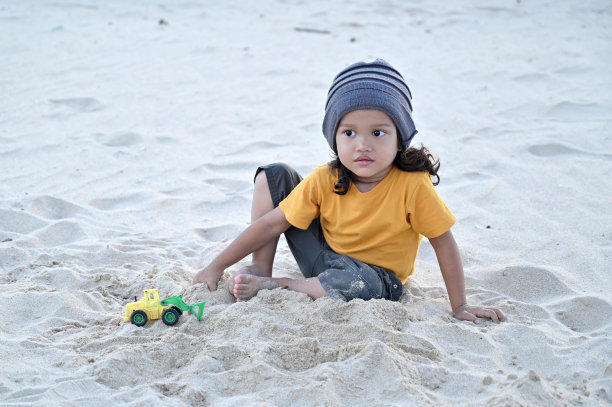 亚洲男孩用沙子玩玩具图片下载