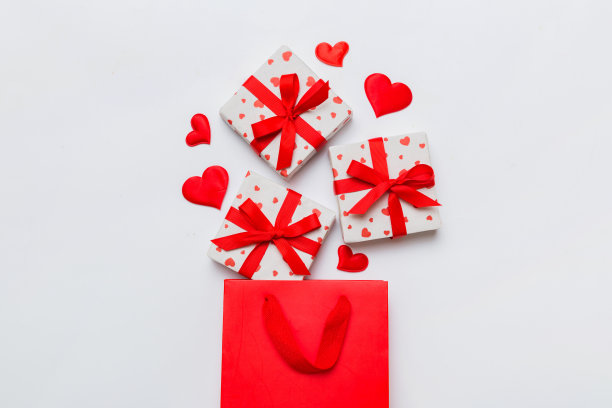 礼品盒弹出从纸袋顶部视图彩色背景。包包装手工盒落假期概念，购物，销售，折扣。俯视图，平铺图片下载