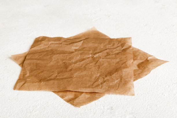 顶视图与烘烤羊皮纸空在桌子背景。折叠布料与复制空间的模型，平铺。最小的风格图片下载