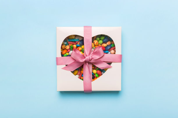 盒装巧克力糖果，彩色背景，各种糖果。情人节礼盒。顶视图平面布局与复制空间图片下载