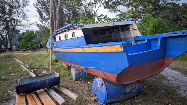 海滩上渔夫的蓝色小船图片下载