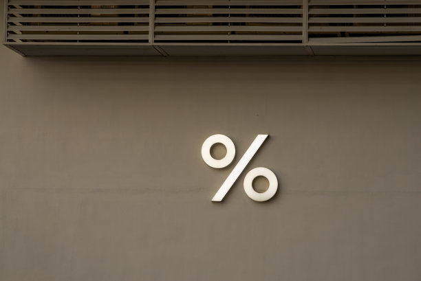 香港街道上的百分号灯牌图片下载