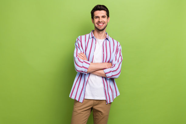 照片成功的年轻首席执行官，执行董事抱臂自信快乐的微笑，高收入公司孤立的绿色背景图片下载