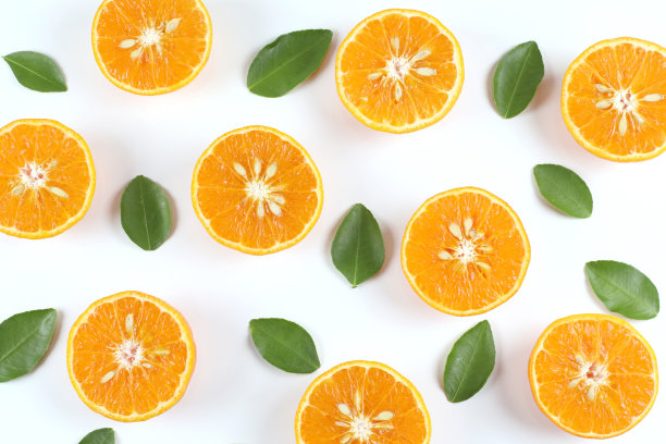 在高角度视角拍摄的白色背景上孤立的新鲜橙片水果的平面装饰图片下载