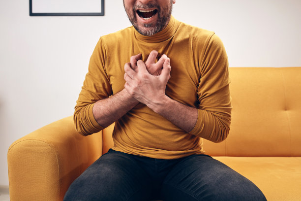成年男性，胸痛，心脏病发作，恐慌，焦虑。图片下载