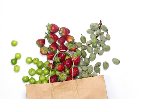 超市里的草莓、杏仁、李子图片下载