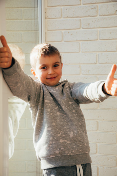窗边竖着大拇指的男生肖像图片下载
