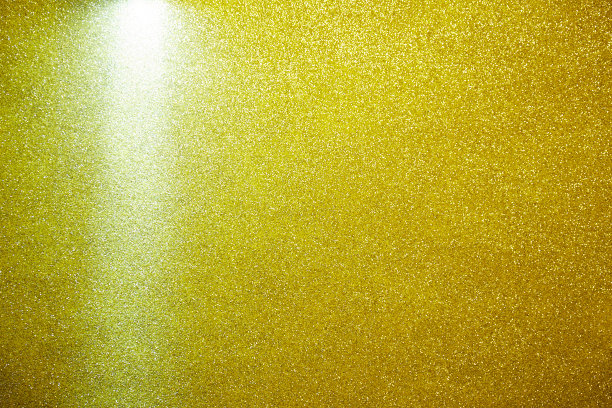 在金色的颗粒状背景上，有一道长长的光束图片下载