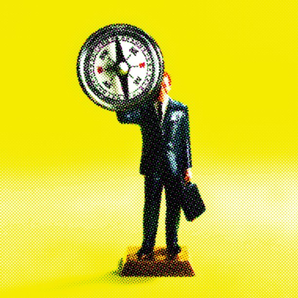 男人拿着指南针图片下载