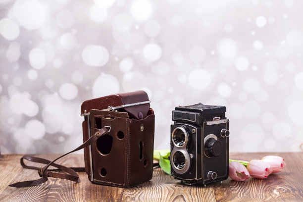 放在木桌上的复古相机图片下载
