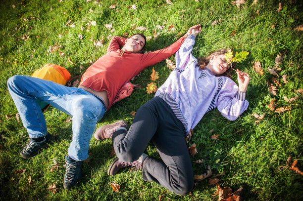 浪漫的情侣在草地上相爱，享受生活图片下载