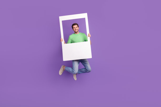 全身照片跳跃乐观的人有乐趣的模型拿着巨大的纸区肖像记忆孤立的紫色背景图片下载