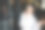 快乐的黑发女人穿着白色的衣服，外表迷人，和她的朋友在电话里闲聊。年轻的女商人使用现代移动电话进行通信。图片下载