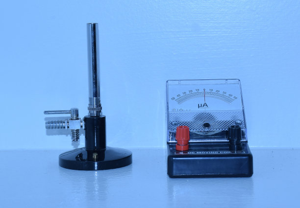 电流计和本生灯保存在一个科学实验室图片下载