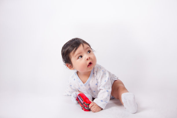 宝宝玩耍的漂亮照片。图片下载