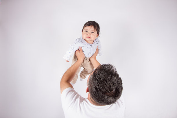 爸爸抱着孩子的漂亮照片图片下载