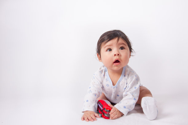 宝宝玩耍的漂亮照片。图片下载