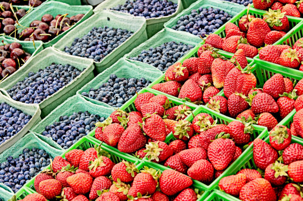 农贸市场展出的樱桃、蓝莓和草莓图片下载