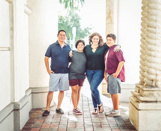 一个多种族的亚裔美国家庭和十几岁的孩子一起拍了一张偷拍的照片图片下载