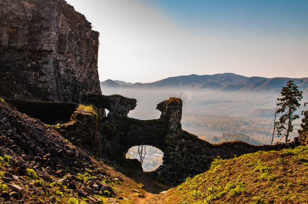 特兰斯卡帕西亚的赫斯特城的城堡废墟图片下载