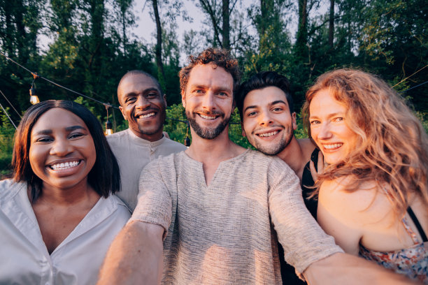 一群朋友在一个美丽的夏日自拍图片下载