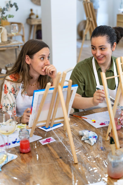 乐趣与友谊:绘画工作坊的一群朋友图片下载
