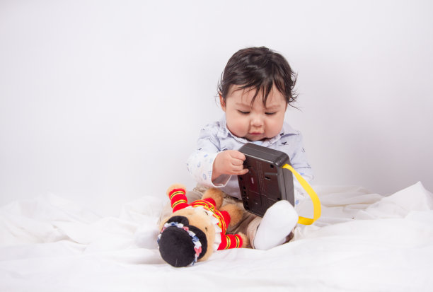宝宝玩耍的漂亮照片。图片下载