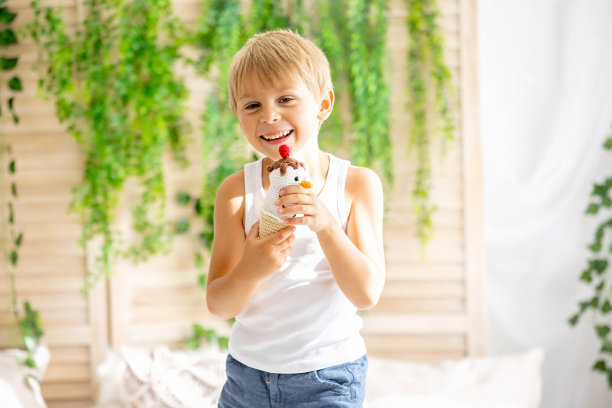 可爱幼儿在床上挠脚，欢笑，儿童恶作剧，幸福图片下载