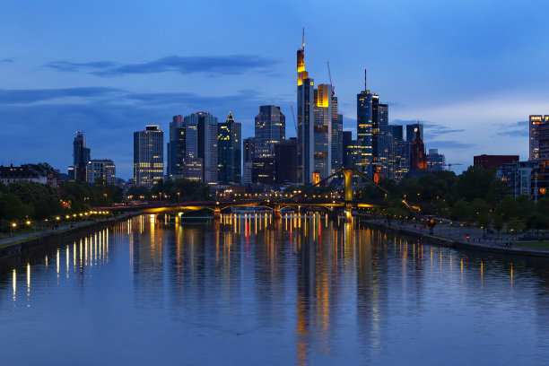 美因河畔的法兰克福——美丽的夜景，摩天大楼映照在美因河畔。图片下载