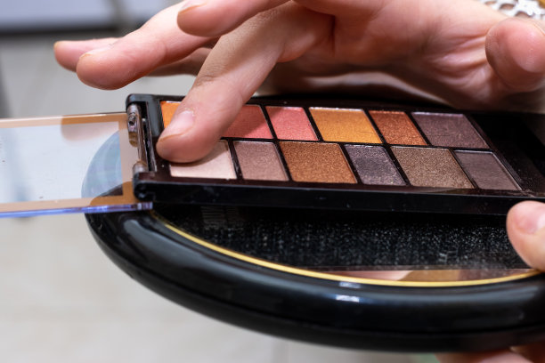 彩色眼影调色板刷，特写视图图片下载