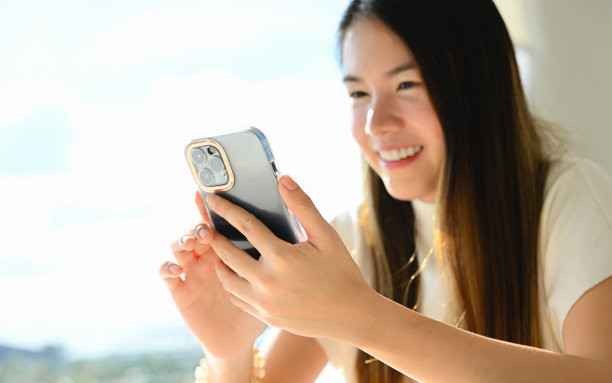 一位女士正在使用智能手机进行各种日常活动。这张照片质量很好。图片下载
